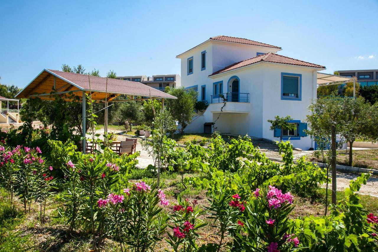 Romanos XI Xi Beach Exterior photo